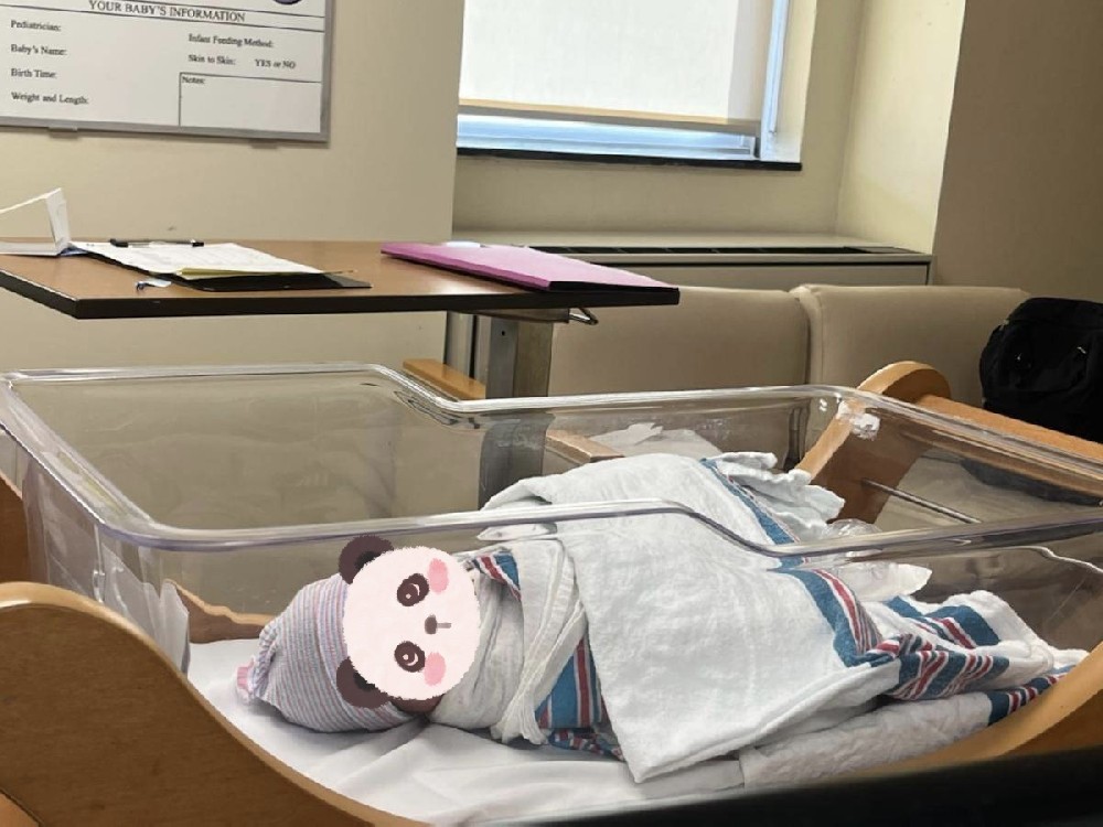 夫妻坚持一年成功迎来新生儿，幸福笑颜感动万千心